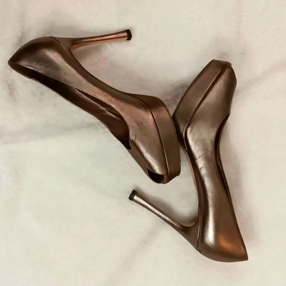 YSL Gold Pumps - Picture 4 of 16